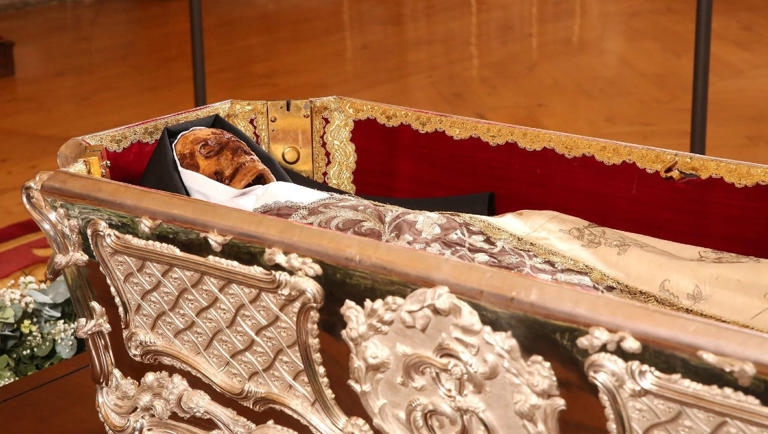 Los restos de Santa Teresa de Jesús son exhibidos por primera vez al público en Alba de Tormes. La santa será venerada durante 14 días en la basílica de la Anunciación.