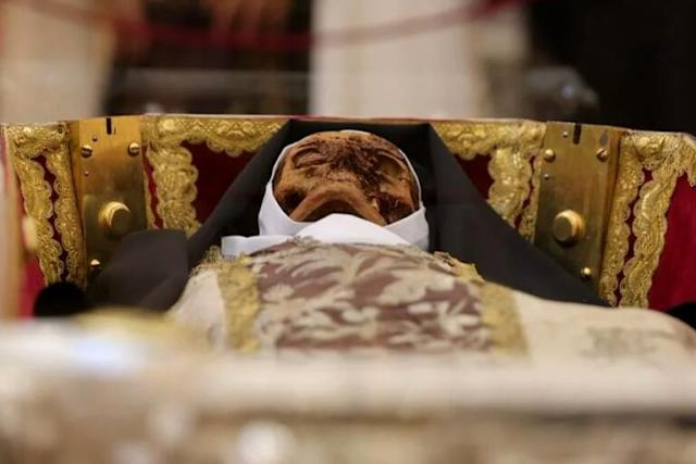 Los restos de Santa Teresa de Jesús son exhibidos por primera vez al público en Alba de Tormes. La santa será venerada durante 14 días en la basílica de la Anunciación.