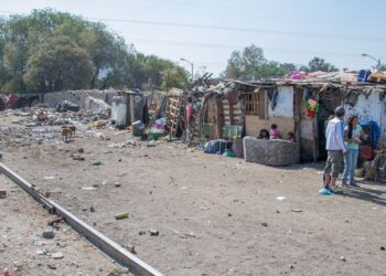 Baja la pobreza laboral en México, pero aún afecta a 44.2 millones de personas