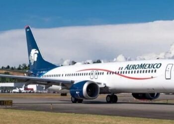 Sobrecargos de Aeroméxico exigen aumento salarial; empresa alega limitaciones por deuda
