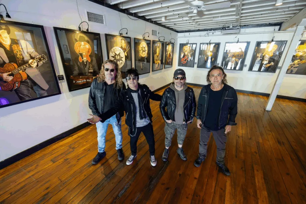 La banda mexicana regresa con nuevas versiones de sus éxitos junto a Alejandro Fernández, Sebastián Yatra, Christian Nodal y otros. Disponible el 29 de mayo.