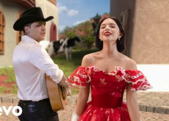 Ángela Aguilar recibe un ramo sorpresa de ‘El Patrón’ en entrevista