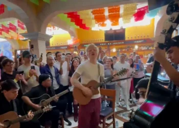 Ed Sheeran canta gratis en Garibaldi y sorprende a fans