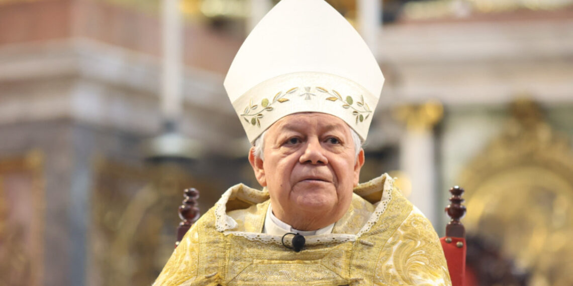 Arzobispo de Puebla presenta carta de jubilación al Papa