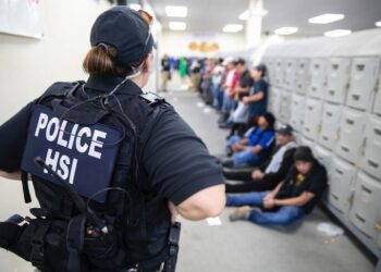 Estados Unidos revoca permisos de migrantes y ordena su salida inmediata