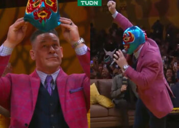 John Cena sorprende al portar máscara de Dos Caras