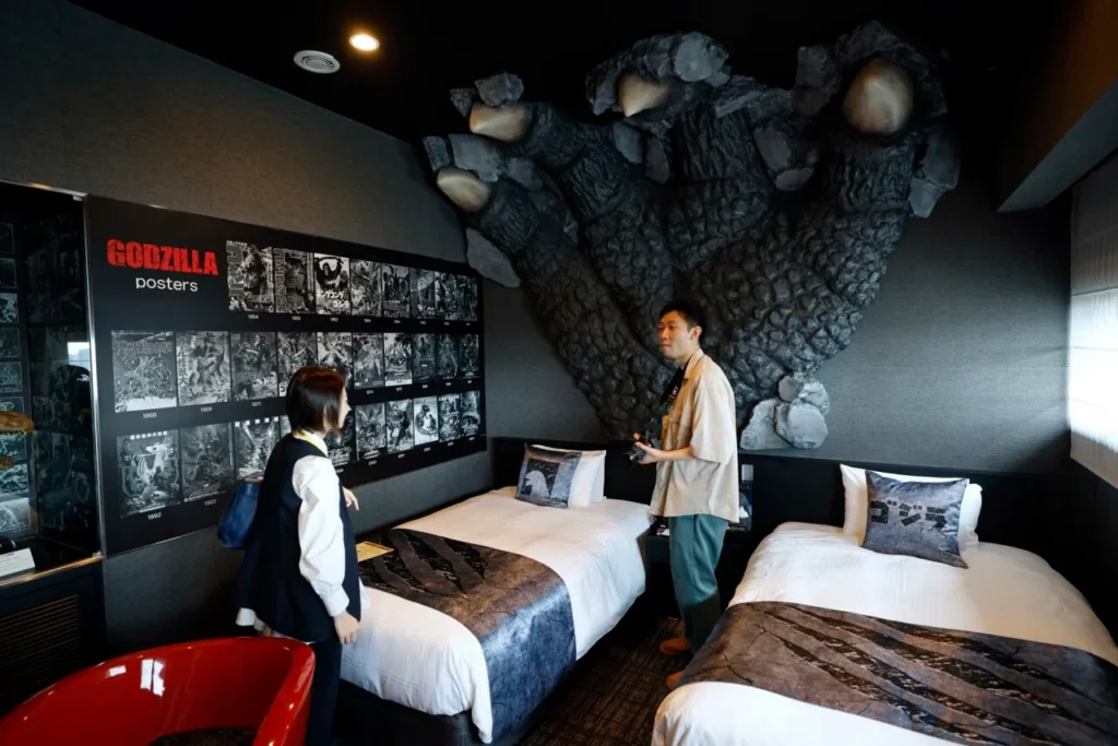 El hotel Gracery de Shinjuku en Tokio estrena habitación temática con una batalla entre Godzilla y King Ghidorah, equipada con efectos interactivos y detalles cinematográficos únicos.
