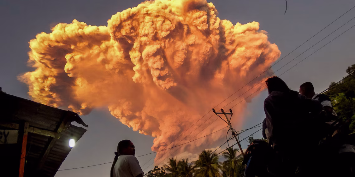 Indonesia declara alerta volcánica más alto por nueva erupción del Lewotobi Laki-laki