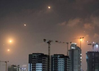 Irán ataca con misiles a Israel; reportan heridos y derribo de aviones