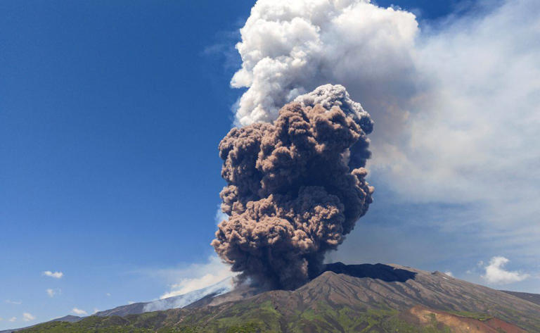 El monte Etna, el volcán más alto y activo de Europa, hizo erupción este lunes en Sicilia, generando pánico entre visitantes y llevando a evacuaciones preventivas. Las autoridades confirman que la actividad ha comenzado a disminuir.