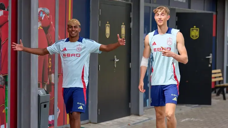 Lamine Yamal bromeó con Dean Huijsen en redes sociales y habló sobre sus aspiraciones al Balón de Oro durante su convocatoria con España.

