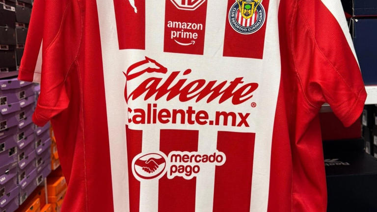 El nuevo jersey de Chivas para la temporada 2025-2026 fue filtrado en redes sociales. Aunque conserva las rayas rojiblancas, la presencia de un nuevo patrocinador y detalles en azul han generado reacciones encontradas entre los aficionados.