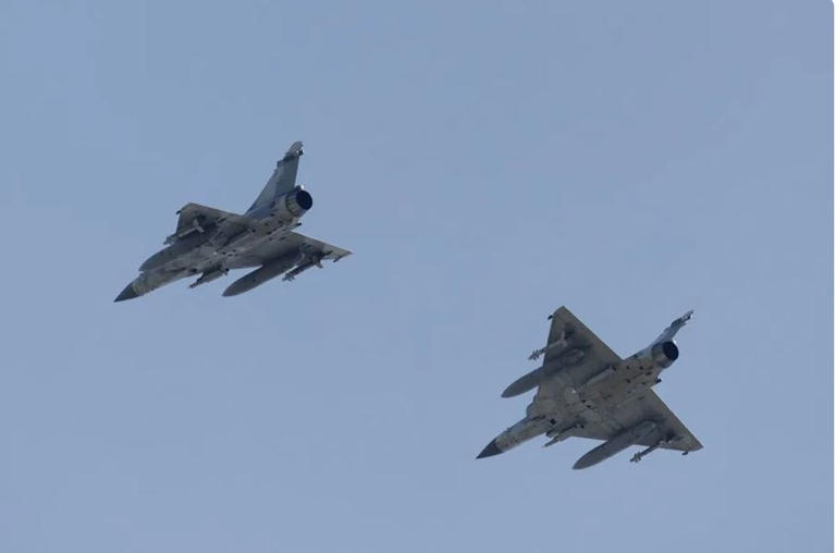 China envió 74 aviones militares hacia Taiwán, 61 de los cuales cruzaron la línea central del estrecho. El despliegue podría estar relacionado con el paso del buque HMS Spey de la Marina británica por la zona.