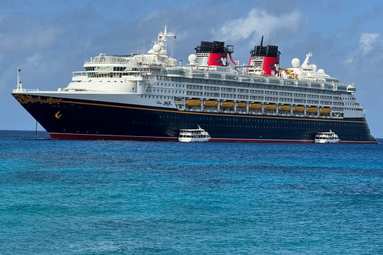 Un padre fue calificado como héroe tras arrojarse al mar desde el crucero Disney Dream para salvar a su hija, quien cayó por la borda. Ambos fueron rescatados tras una rápida intervención de la tripulación.