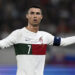 Cristiano Ronaldo evita a fan que invade la cancha