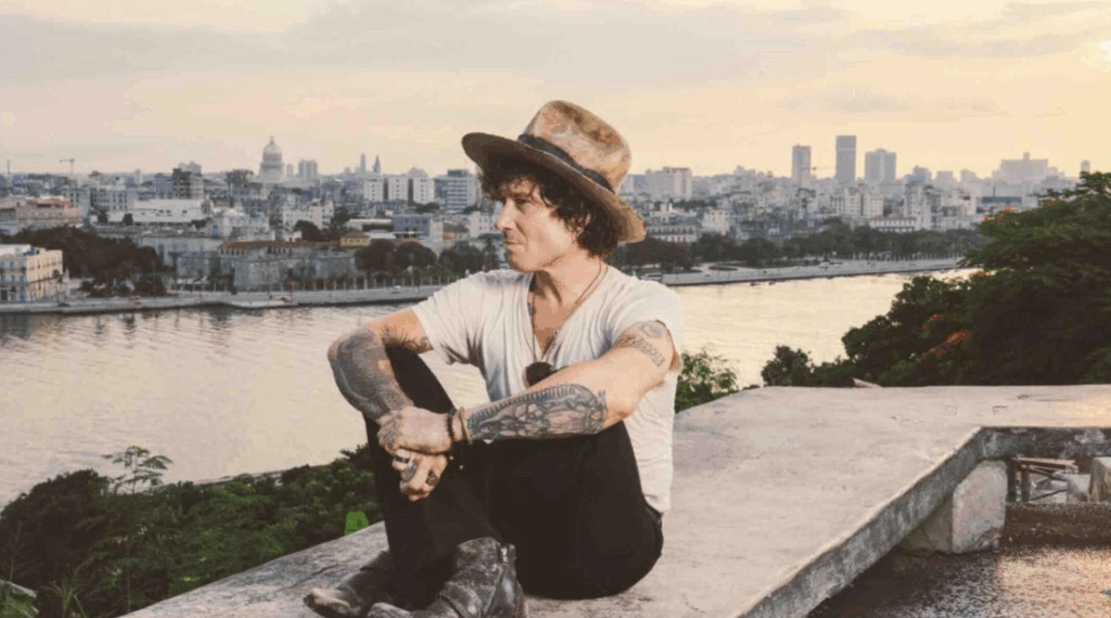 Bunbury desata su “Huracán” en CDMX: 60 mil fans desafían el clima para verlo