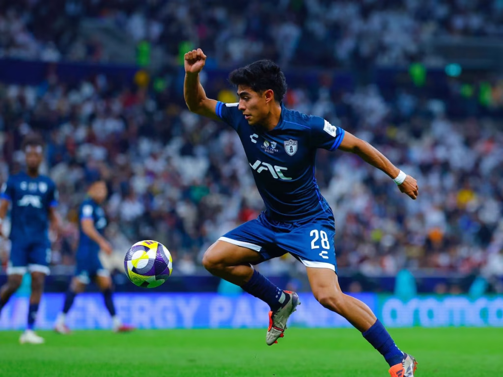 Elías Montiel, mediocampista de Pachuca, recibió ofertas del Ajax y Braga tras destacar en el Mundial de Clubes. La directiva analiza la mejor opción para su futuro.

