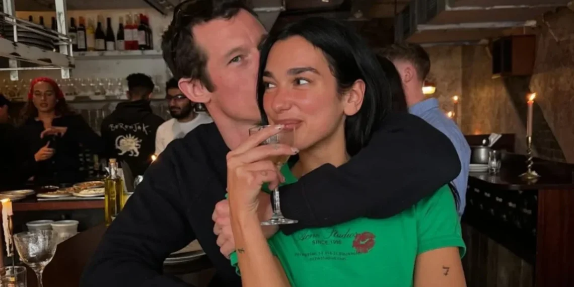 Dua Lipa confirma compromiso con Callum Turner