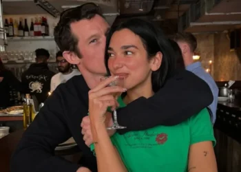 Dua Lipa confirma compromiso con Callum Turner