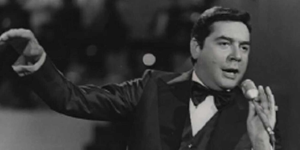 Marco Antonio Muñiz es homenajeado por siete décadas de carrera artística en emotiva gala