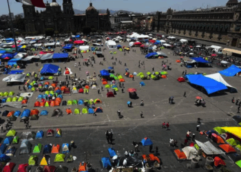 CNTE mantendrá plantón en el Zócalo; sección 22 comienza a retirarse