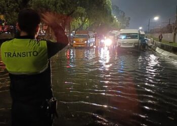 Caos por inundación en Calzada Ignacio Zaragoza: personas cruzan a pie entre el agua