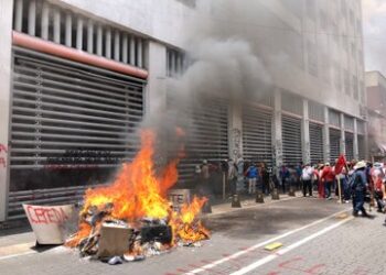 Integrantes de la CETEG incendian oficinas del SNTE en CDMX