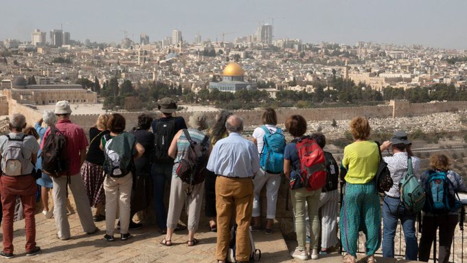 Cierre del espacio aéreo deja a 40 mil turistas varados en Israel tras ataques con Irán