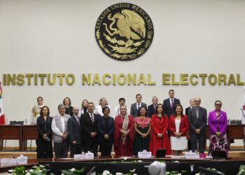 Nuevas ministras y ministros de la SCJN reciben constancia del INE