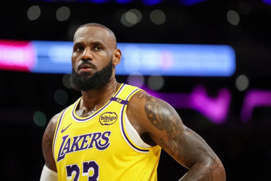 LeBron James inicia su temporada 23 en la NBA con el respaldo de sus hijos como motor principal. A los 40 años, mantiene estadísticas de élite y aún no define su retiro.

