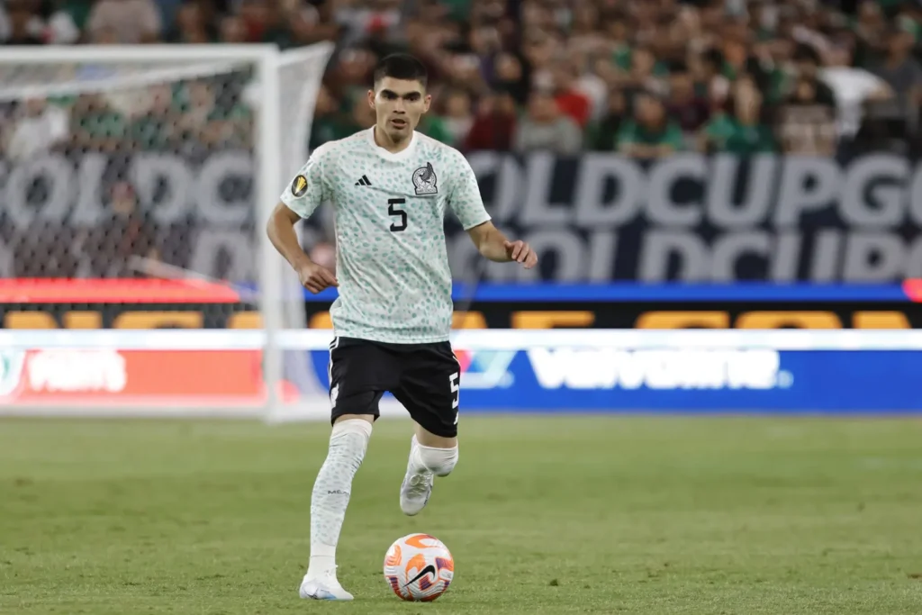  Johan Vásquez reveló que no estaba al 100 %, pero pidió jugar ante Surinam en la Copa Oro 2025. Aguirre lo alineó de inicio y fue sustituido al minuto 78.