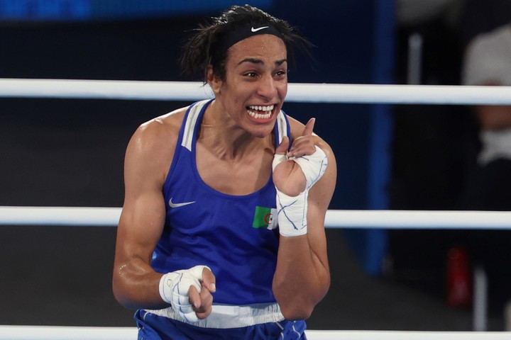 La campeona olímpica de boxeo Imane Khelif enfrenta controversia tras filtrarse un estudio médico que indica que es biológicamente hombre. La atleta aún no responde.