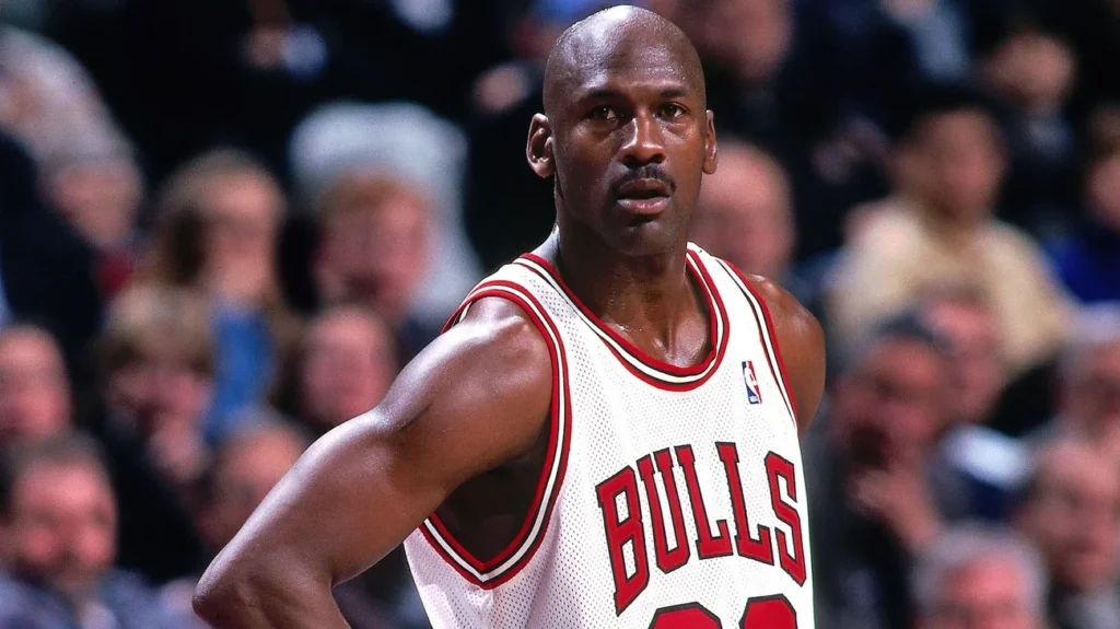 Michael Jordan regresa al mundo del basquetbol como comentarista para NBC y cobrará 150 millones por temporada. El anuncio desata polémica por la millonaria cifra.