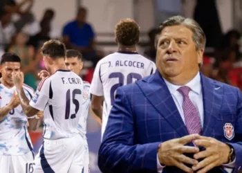 Costa Rica avanza invicta con el ‘Piojo’ Herrera, pero la prensa cuestiona su nivel de juego