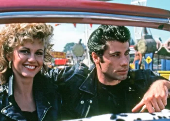 John Travolta reaparece como Danny Zuko en homenaje a Grease