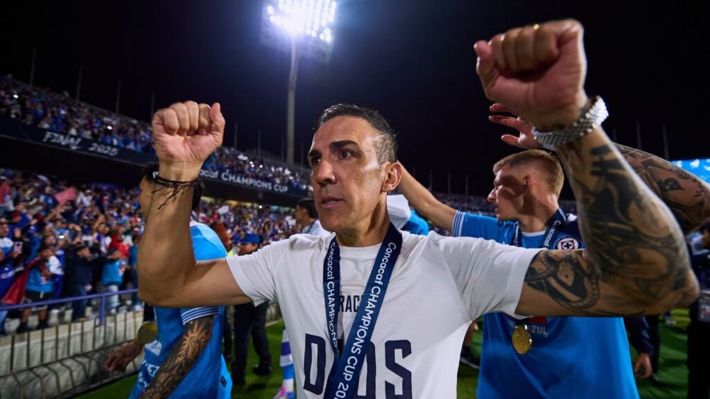 Tras ganar la Concacaf Champions Cup, Cruz Azul planea un cambio en su cuerpo técnico. Vicente Sánchez dejaría el banquillo y la directiva apuesta por Nicolás Larcamón como nuevo entrenador.
