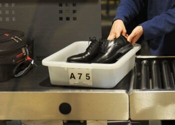 EE. UU. comienza a eliminar revisión de calzado en aeropuertos