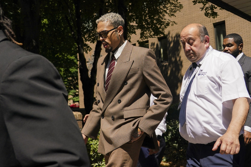 Chris Brown negó dos nuevas acusaciones por agresión en un club de Londres. El artista permanece en libertad bajo fianza y continúa con su gira "Breezy Bowl XX".