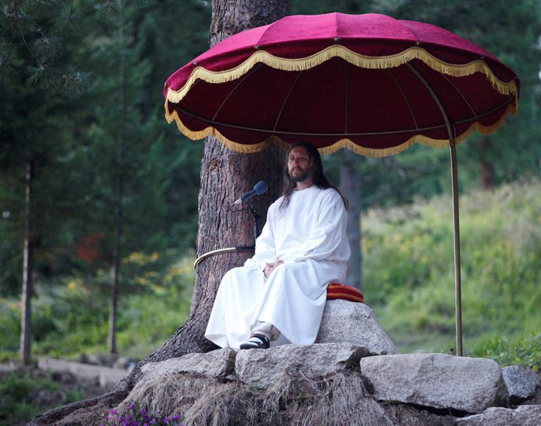 Serguéi Torop, autoproclamado "Jesucristo" de Siberia, fue sentenciado junto con dos colaboradores por causar daños físicos, psicológicos y financieros a sus seguidores.