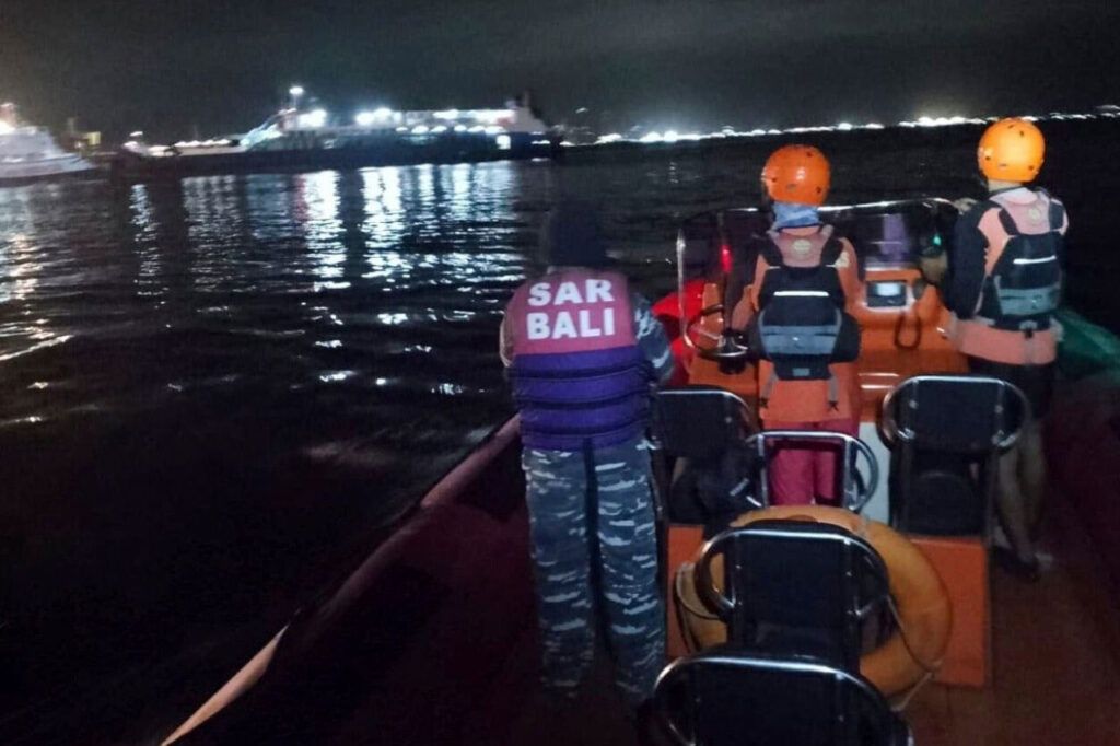 Un ferry que cubría la ruta entre Java y Bali se hundió con 65 personas a bordo. Hay 4 muertos confirmados, 32 desaparecidos y 29 rescatados. Las labores continúan.