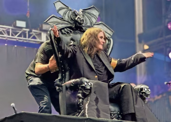 Ozzy Osbourne detiene compromiso de su hija durante concierto de Black Sabbath