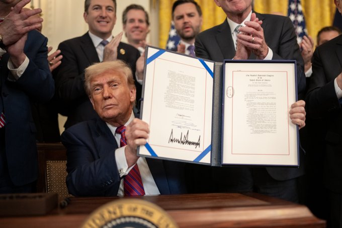Trump firma ley para regular stablecoins y lanza ambiciosa estrategia cripto en EE.UU.
