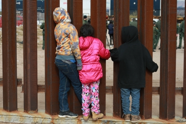 Cartas de deportación a niños migrantes generan indignación en Estados Unidos