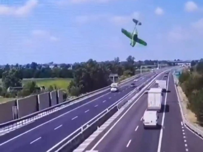 Avioneta se estrella en autopista de Italia y causa dos muertes