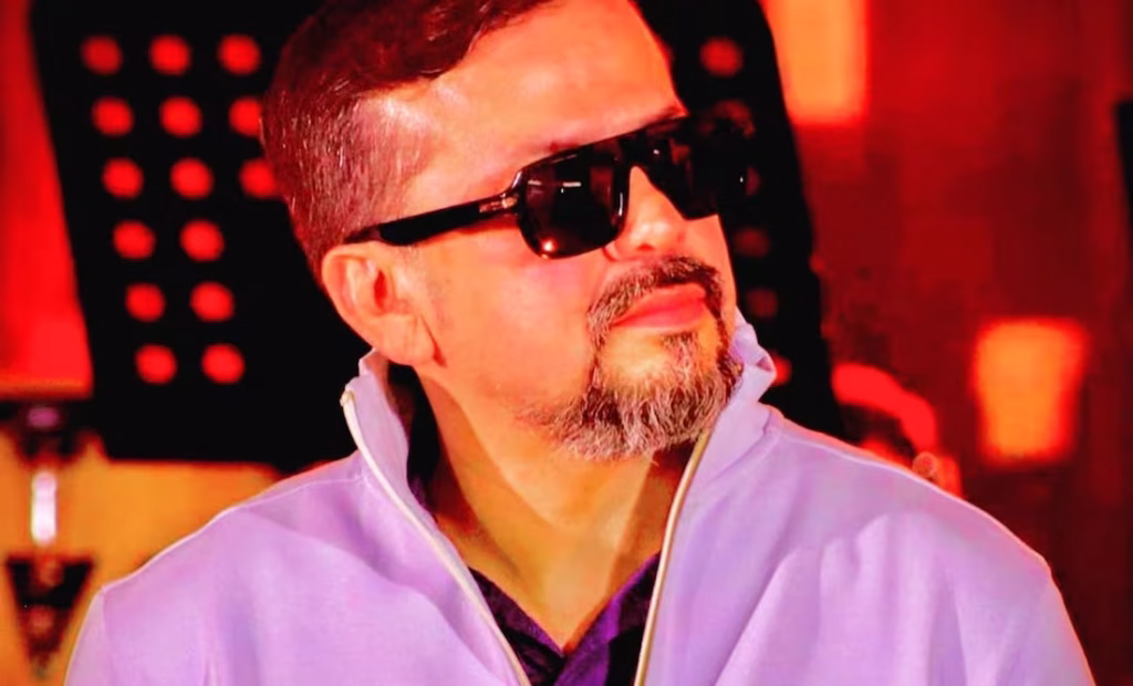 El productor musical Cruz Martínez fue declarado prófugo de la justicia por un juez de Nuevo León tras no presentarse a la audiencia por intento de feminicidio en perjuicio de su esposa, Alicia Villarreal.
