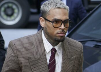 Chris Brown se declara inocente de dos nuevos cargos por agresión