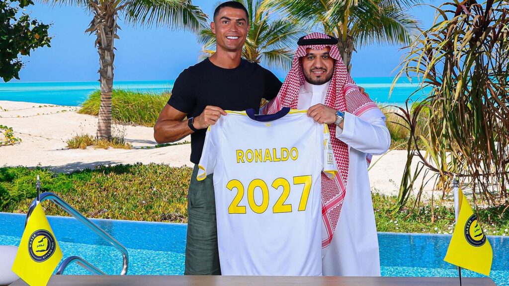 Cristiano Ronaldo renueva contrato con Al-Nassr hasta 2027, convirtiéndose en el deportista mejor pagado de la historia con un acuerdo millonario.