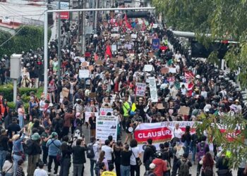 Marcha contra gentrificación en CDMX es contenida por la policía