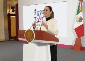 Sheinbaum defiende a Pemex, critica redadas en EE. UU. y anuncia apoyos en educación, migración y cultura