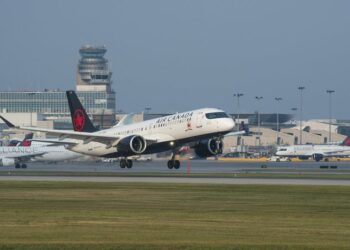 Huelga de asistentes de vuelo obliga a Air Canada a cancelar cientos de vuelos y afecta a miles de pasajeros